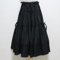 黒リボン使いローンスカート