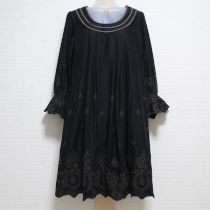 黒刺繍入りタックワンピース