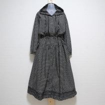 黒ドットフリルフード付きワンピース