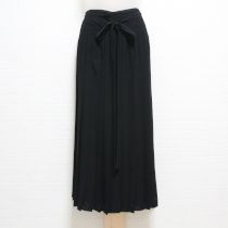 黒プリーツオーバースカート