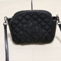 黒カメリアキルティングバッグ