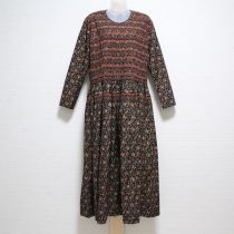 黒小花スモック刺繍ワンピース