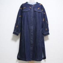 紺ランダムロゴ刺繍入りデニムワンピース