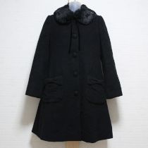 黒ファーティペット付きコート