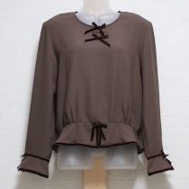 茶ベロアリボン使いペプラムブラウス