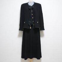 黒グログラン使いスーツ