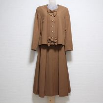 ベージュリボン付きスーツ