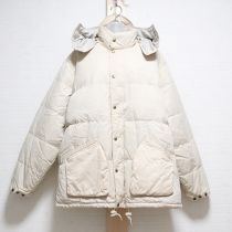 ベージュロゴ入りダウンコート