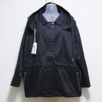 黒フード付きジャケット