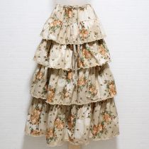 ベージュ薔薇とレース柄段々スカート