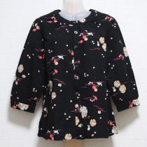 黒うさぎ×花和柄ブラウス