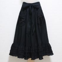 黒フリル使いローンエプロン