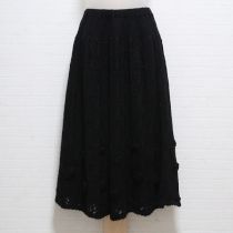 黒花モチーフニットスカート