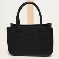 黒ロゴ入りフェルトバッグ