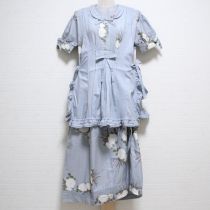 ブルーグレーロゴリボン薔薇たくし上げワンピース&タブリエ