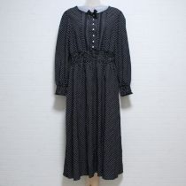 黒ドットパールボタンワンピース