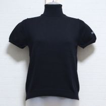 黒ロゴ刺繍入りタートルセーター