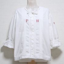 白ロゴ刺繍入りブラウス