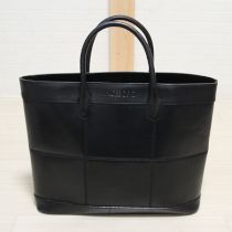 黒ロゴ型押しレザーバッグ