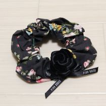 黒ルドゥーテ 小薔薇柄シュシュ