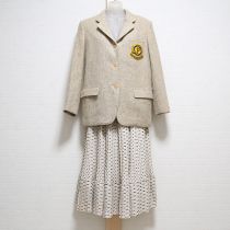 ベージュ系エンブレムジャケット&水玉スカートストール付き