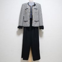 黒×白千鳥格子コサージュ付きパンツスーツ