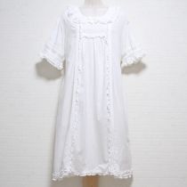 オフ白ロゴ刺繍ミディ丈ローンワンピース