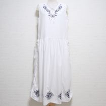白刺繍入りシャーリングワンピース
