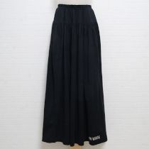 黒ロゴ入りカットソースカート