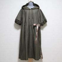 カーキフード付きフリルローン使いワンピース
