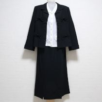 黒リボン使いスーツブラウス付き