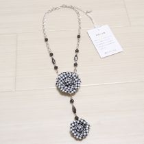 黒ギンガム花モチーフネックレス