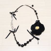 黒系コサージュ付きネックレス