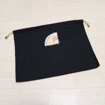 黒扇子刺繍巾着