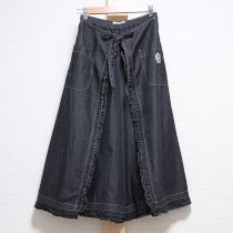黒エンブレム刺繍デニムラップキュロット