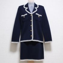 紺×生成金ボタンニットスーツ