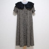 黒ローン襟小花ポリワンピース