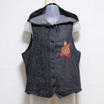 黒顔うさぎ刺繍フード付きデニムベスト