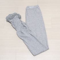グレー裾シャーリングレースレギンス