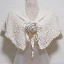 生成コサージュ付きニットケープ