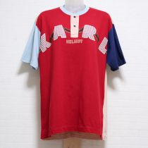 赤ロゴパッチヘンリーネックTシャツ