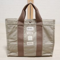 ベージュロゴパッチトートバッグ