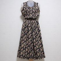 黒花柄ノースリワンピース
