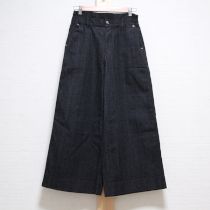 黒カメリアリベット付きデニムワイドパンツ