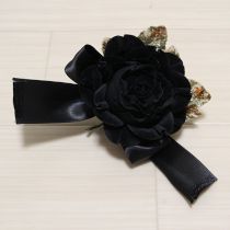 黒リボン付き薔薇コサージュ