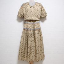 ベージュ系ブーケスモック刺繍ワンピース