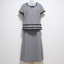 黒フリル使いチェックブラウススーツ