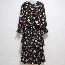 黒カーネーションと小花ブラウス&段々スカート