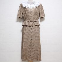 茶系チェック白い襟スーツ
