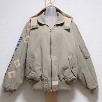 ベージュ顔くまブルゾン